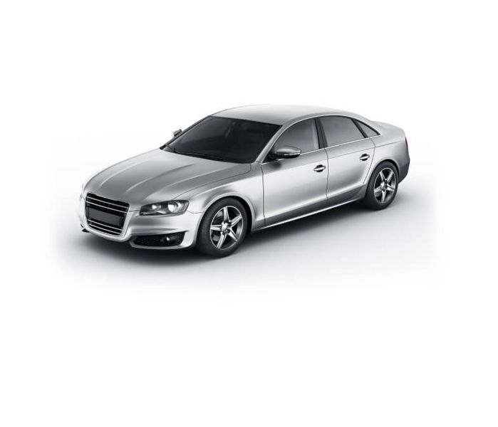 Beyaz zemin üzerinde şık bir gümüş sedan araba.