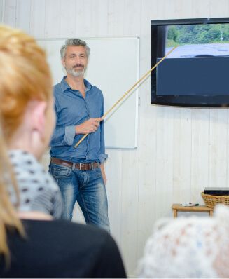 Ein Mann hält einen Vortrag vor einer Klasse