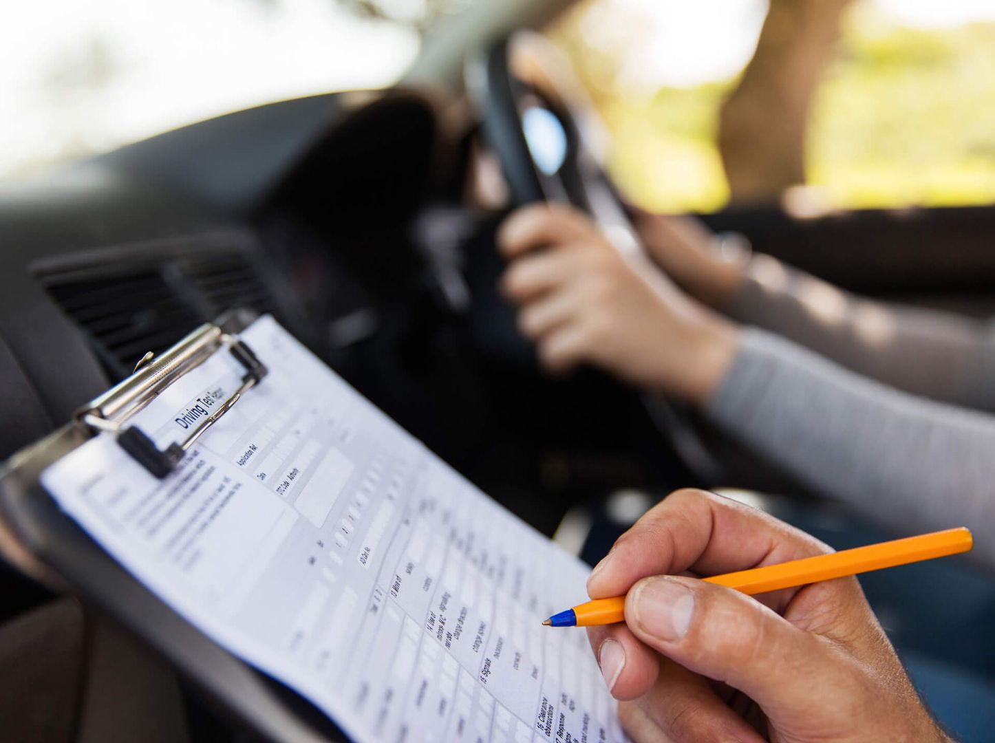 Ein Fahrschüler absolviert die praktische Prüfung